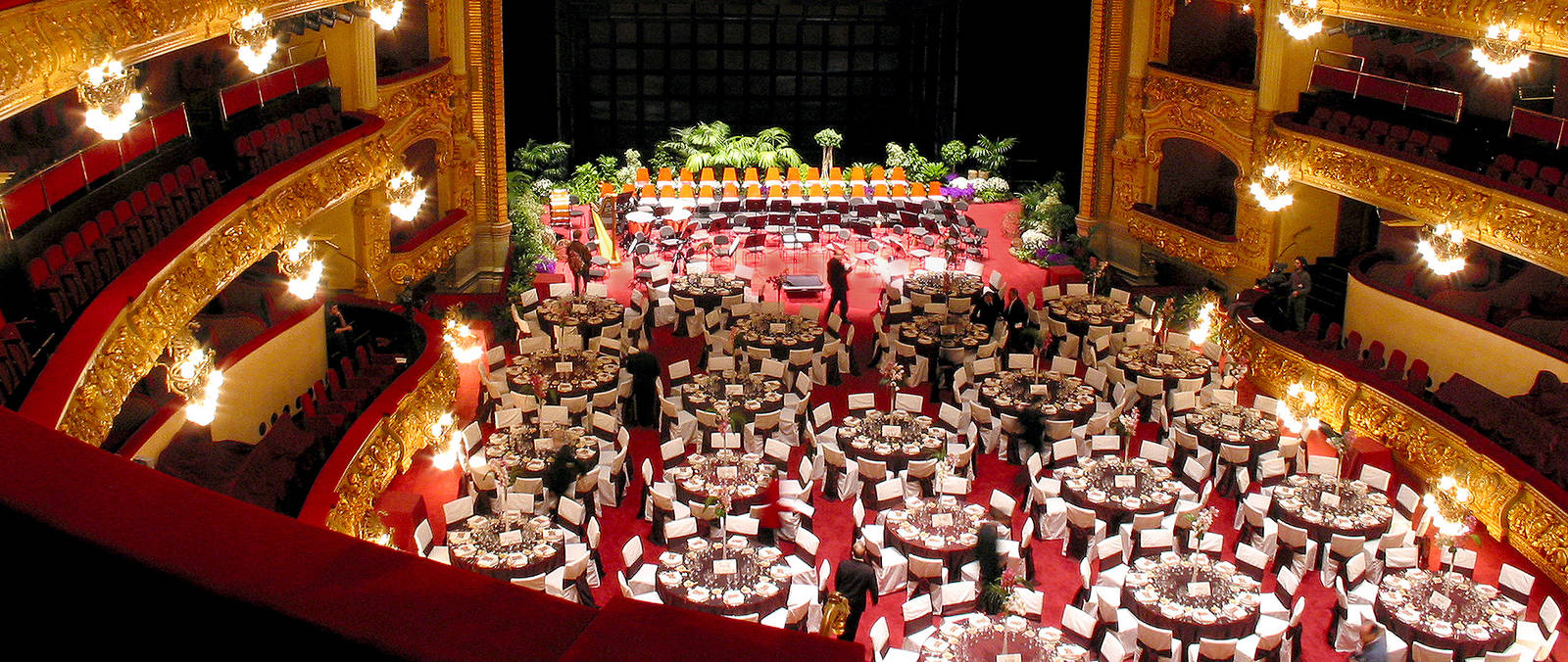An emblematic banquet | Crimons
