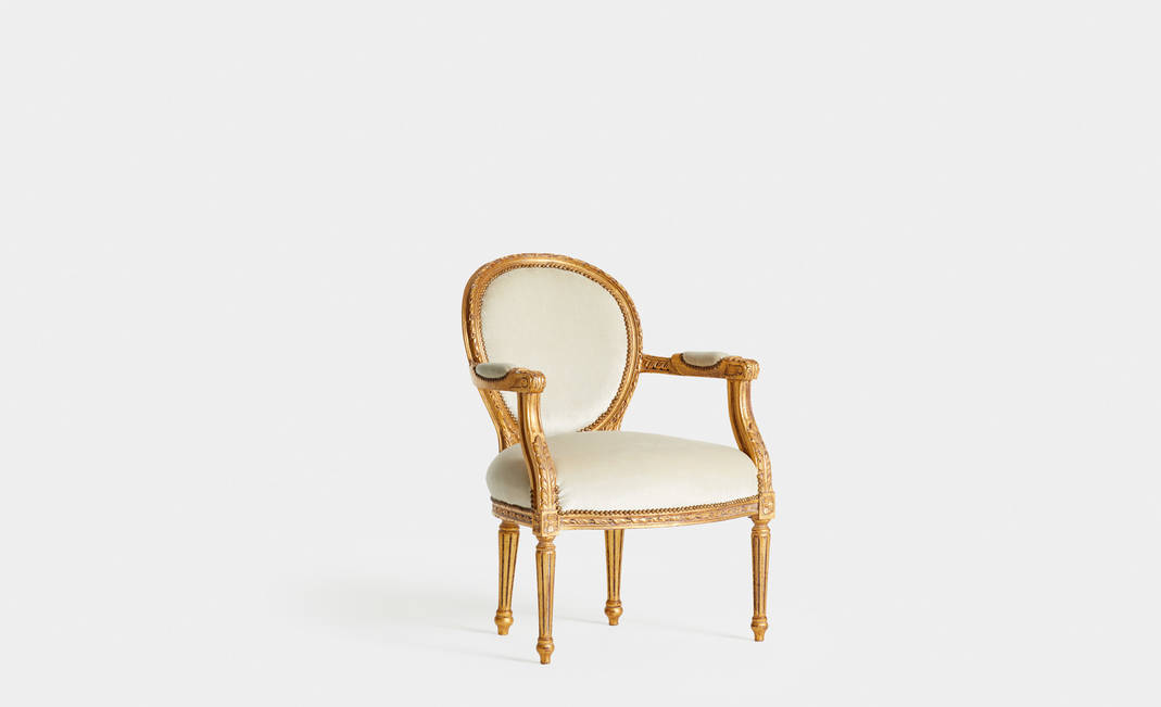 Louis XVI White and Golden armchair | Crimons
