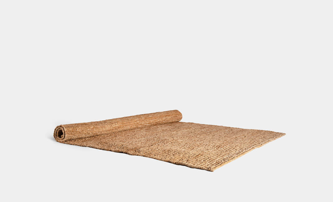 Alquiler alfombra esparto natural. Alquiler de mobiliario para eventos.