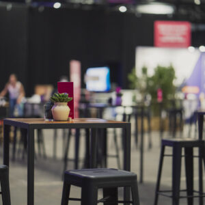 10 tendències en mobiliari i disseny d'estands per al Mobile World Congress i esdeveniments tecnològics en 2025
