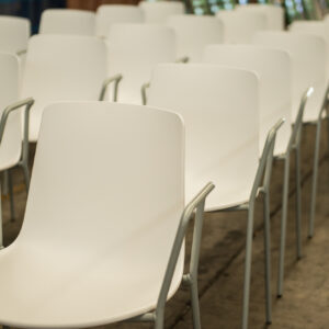 Alquiler de sillas conference blancas para eventos