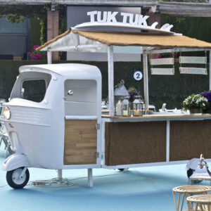 Rent bars and special cars to create an unforgettable wedding