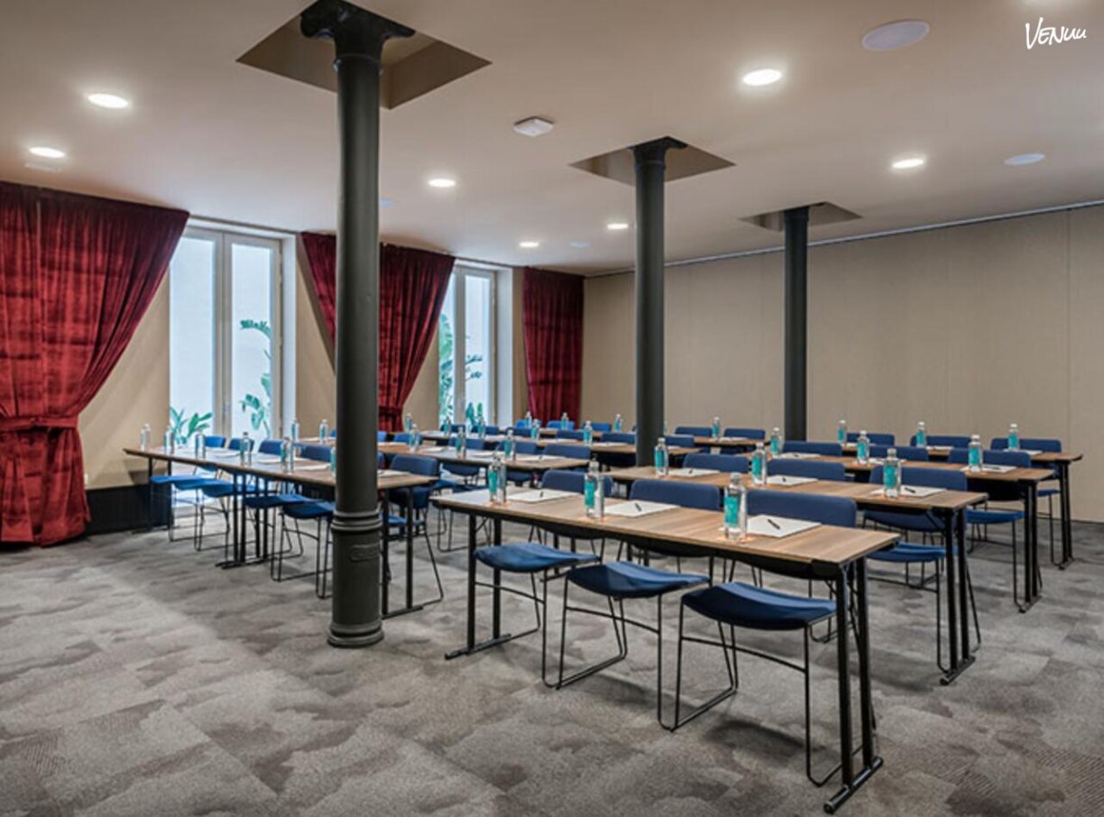 Sala Roma en Room Mate Alba Madrid, espacio versátil para eventos y reuniones.