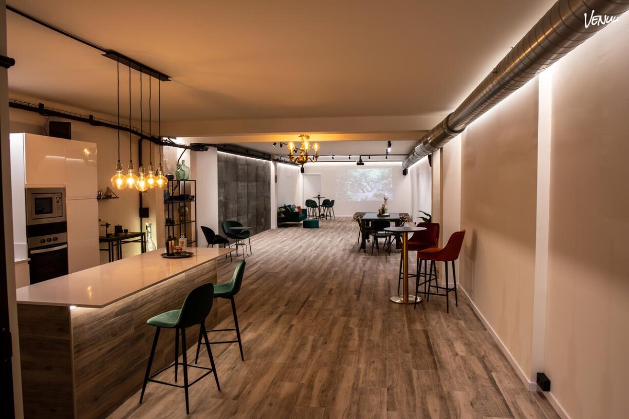 The Local Barcelona, lounge bar urbano perfecto para cenas de empresa modernas.